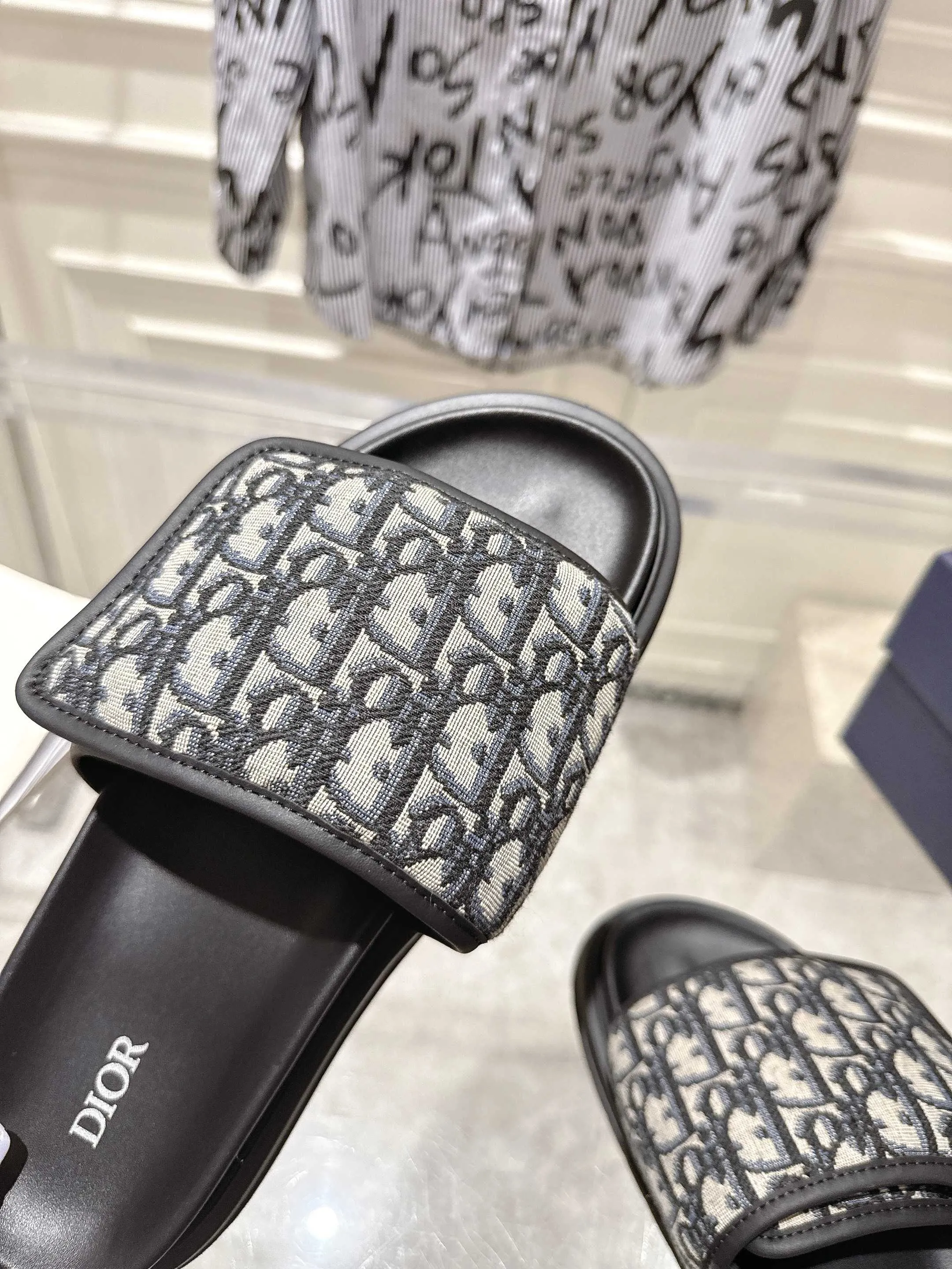 👟👟Ex-factory price 420👟👟 #Men's top version 𝐃𝐈𝐎𝐑# Dior's new men's summer slippers 🔥Purchase the original development Alias ​​sandals are new products in 2024. They are a leisurely and exquisite work. The upper is made of imported denim ➕ calfskin 🔥 Original molded rubber outsole provides the best comfort 🔥 ✔️Size: #38-46